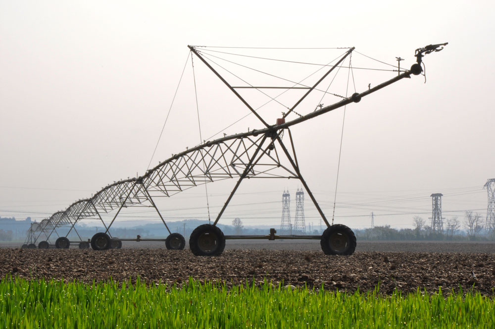 L’intensification de l’élevage s’accompagne d’une intensification de l’agriculture pour produire de la biomasse à destination de l’alimentation animale. Ici dispositif d’irrigation