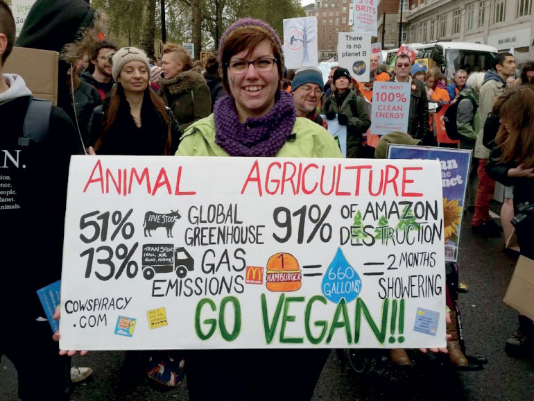 Dénonciation des impacts négatifs de l’élevage sur l’environnement lors d’une manifestation pro-vegan