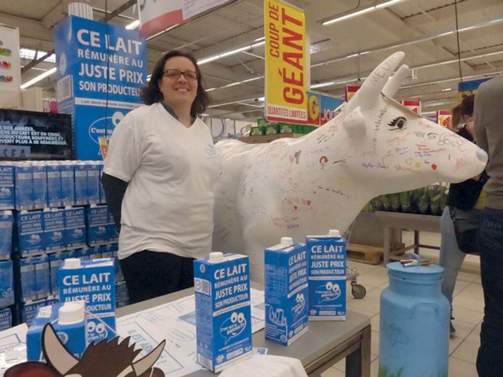 Angélique Roy, éleveuse, faisant la promotion de la marque de lait «C’est qui le patron» pour sensibiliser les consommateurs au rôle de l’éleveur laitier
