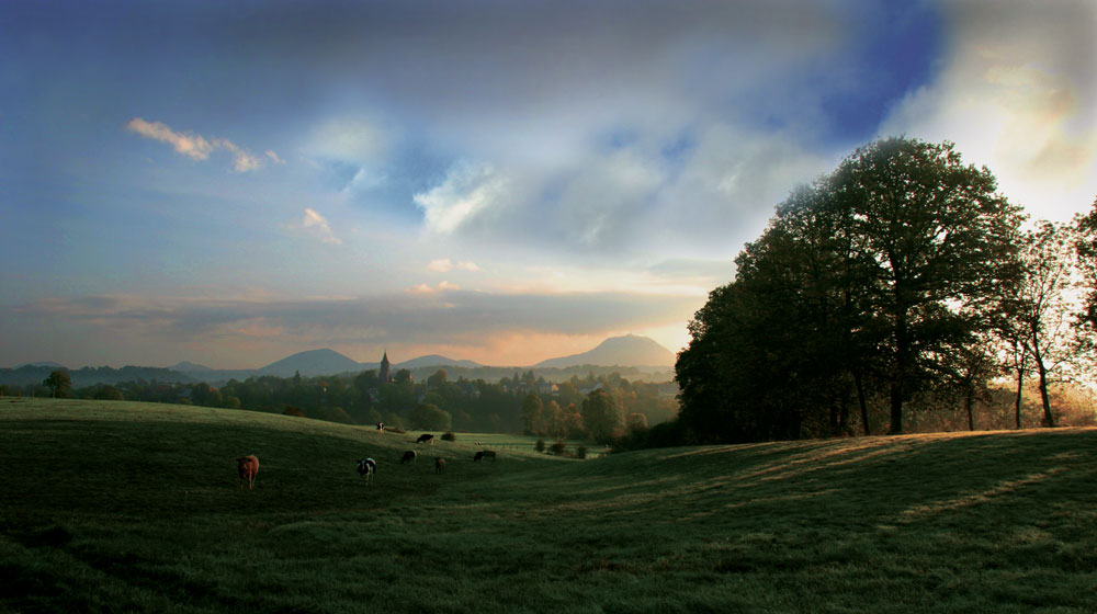 Paysage de la chaîne des puys (au loin)